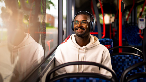 Jongeman Zit In Een Bus Van Arriva Limburg En Kijkend Lachend Naar Buiten Jongeman Zit In Een Bus Van Arriva Limburg En Kijkend Lachend Naar Buiten