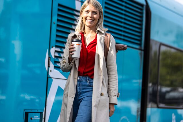 Mevrouw loopt voor Arriva trein