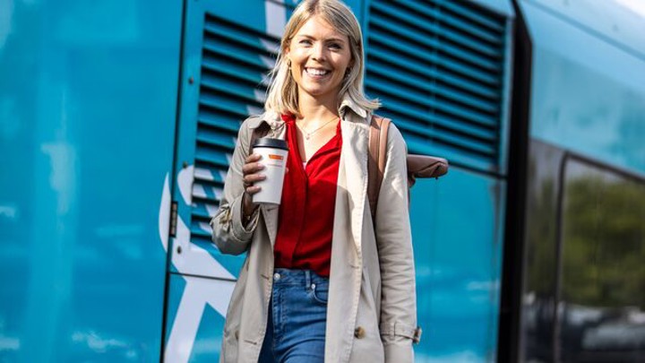 Mevrouw loopt voor Arriva trein Mevrouw loopt voor Arriva trein