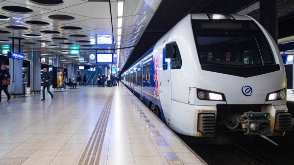 Trein van Arriva staat aan het perron op station Schiphol. Trein van Arriva staat aan het perron op station Schiphol.
