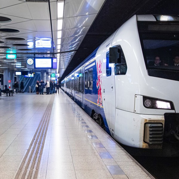 Trein van Arriva staat aan het perron op station Schiphol. Trein van Arriva staat aan het perron op station Schiphol.