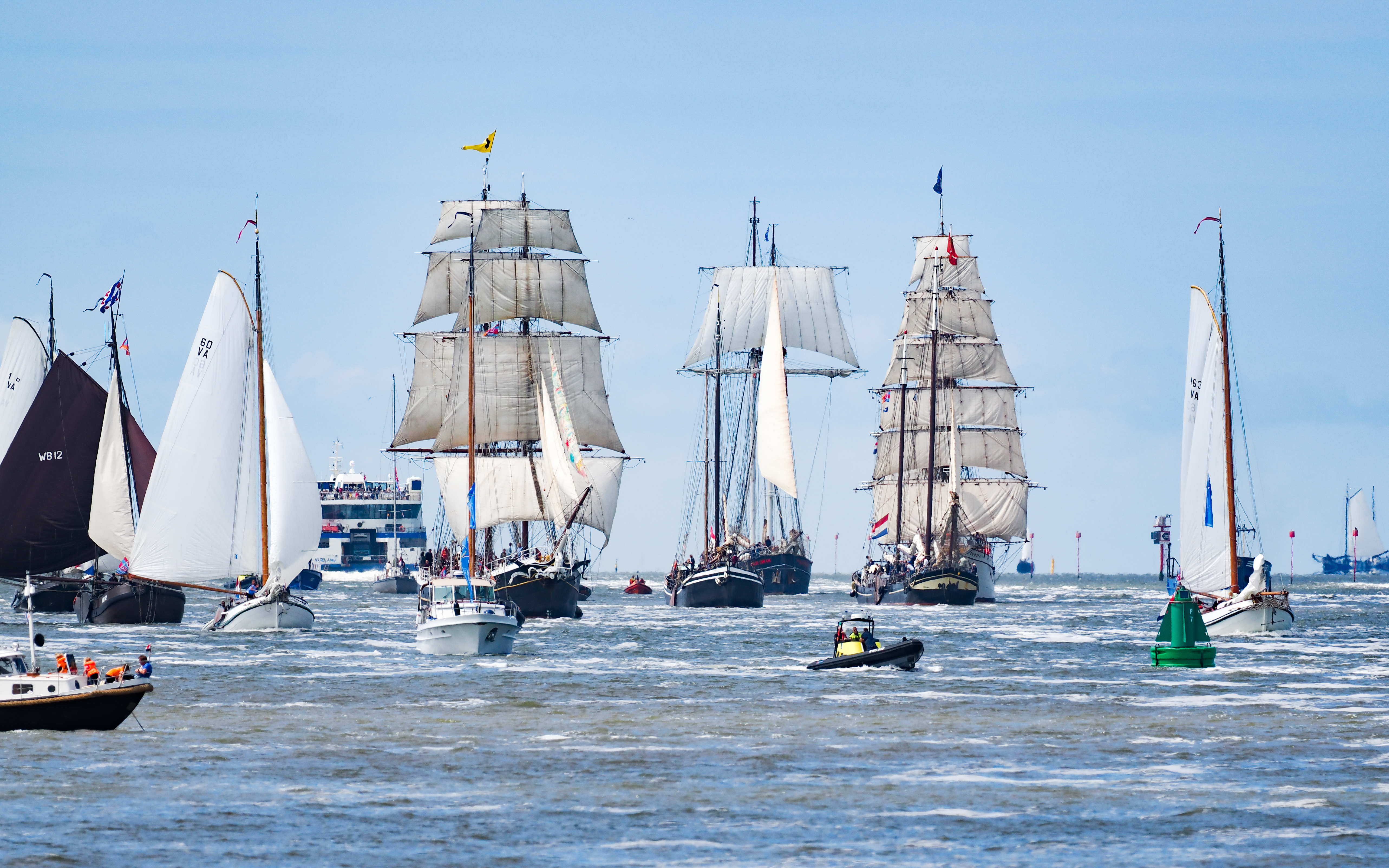Grote schepen varen richting Haven van Harlingen