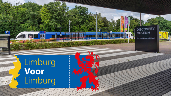 Een blauwwitte trein van Arriva staat op het station van Kerkrade Centrum, op de voorgrond zie je een zwart bord met 'Discovery Museum'. Een blauwwitte trein van Arriva staat op het station van Kerkrade Centrum, op de voorgrond zie je een zwart bord met 'Discovery Museum'.