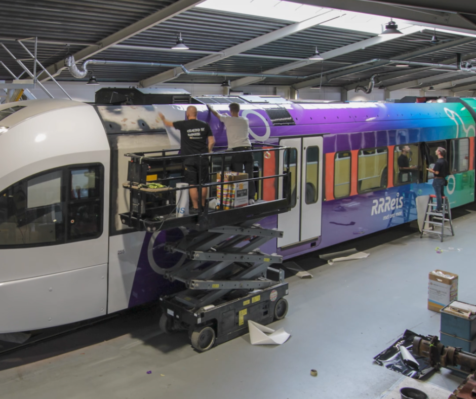 Wrapping Arriva trein naar RRReis kleuren in de werkplaats