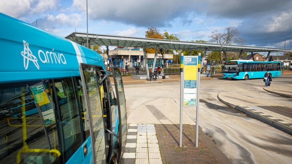 Blauwe bussen van Arriva staan bij haltes op station Doetinchem. Blauwe bussen van Arriva staan bij haltes op station Doetinchem.