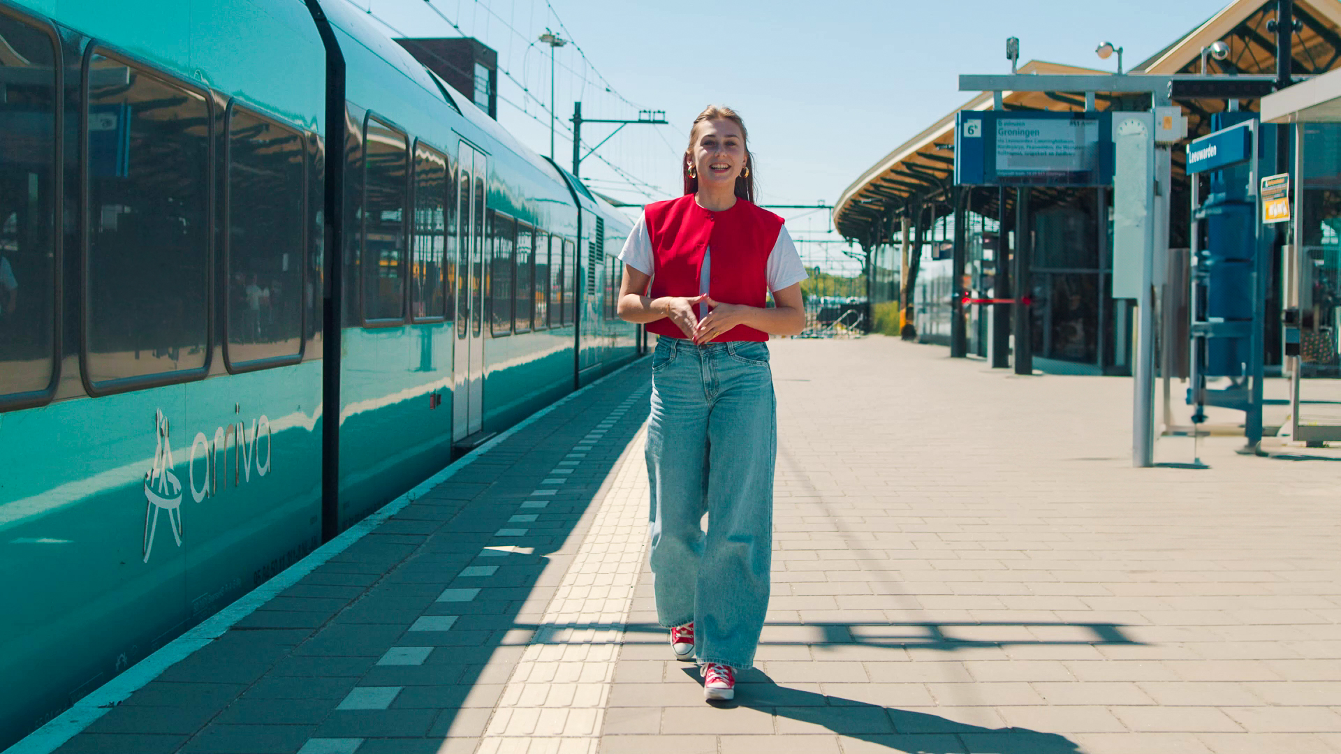 Eeke op het perron in Groningen naast een Arriva trein