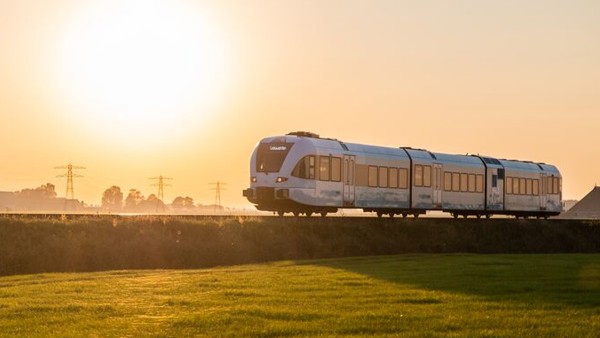Trein door weiland in Groningen Trein door weiland in Groningen