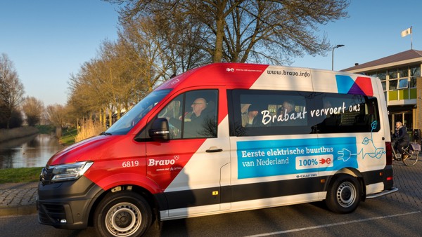 Een elektrische Arriva-bus rijdt op straat, met een man achter het stuur, terwijl op de achtergrond een sloot en bomen te zien zijn. Een elektrische Arriva-bus rijdt op straat, met een man achter het stuur, terwijl op de achtergrond een sloot en bomen te zien zijn.