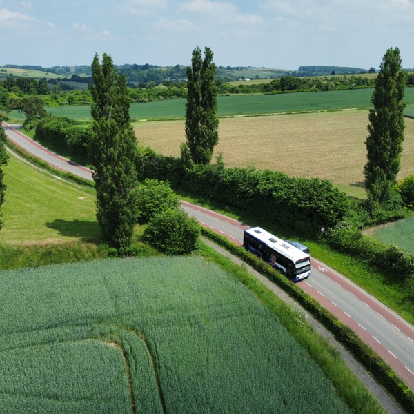 Bus van Arriva rijdt in heuvelachtig Limburgs landschap. Bus van Arriva rijdt in heuvelachtig Limburgs landschap.