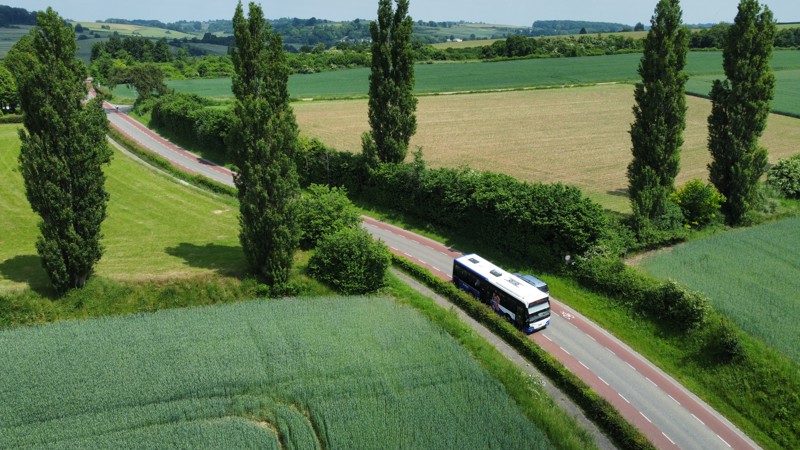 Bus van Arriva rijdt in heuvelachtig Limburgs landschap. Bus van Arriva rijdt in heuvelachtig Limburgs landschap.