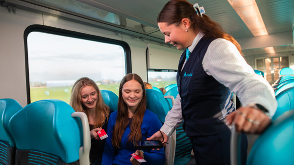 Meisjes in Arriva trein Groningen Fryslân tonen OVpay pas aan steward Meisjes in Arriva trein Groningen Fryslân tonen OVpay pas aan steward
