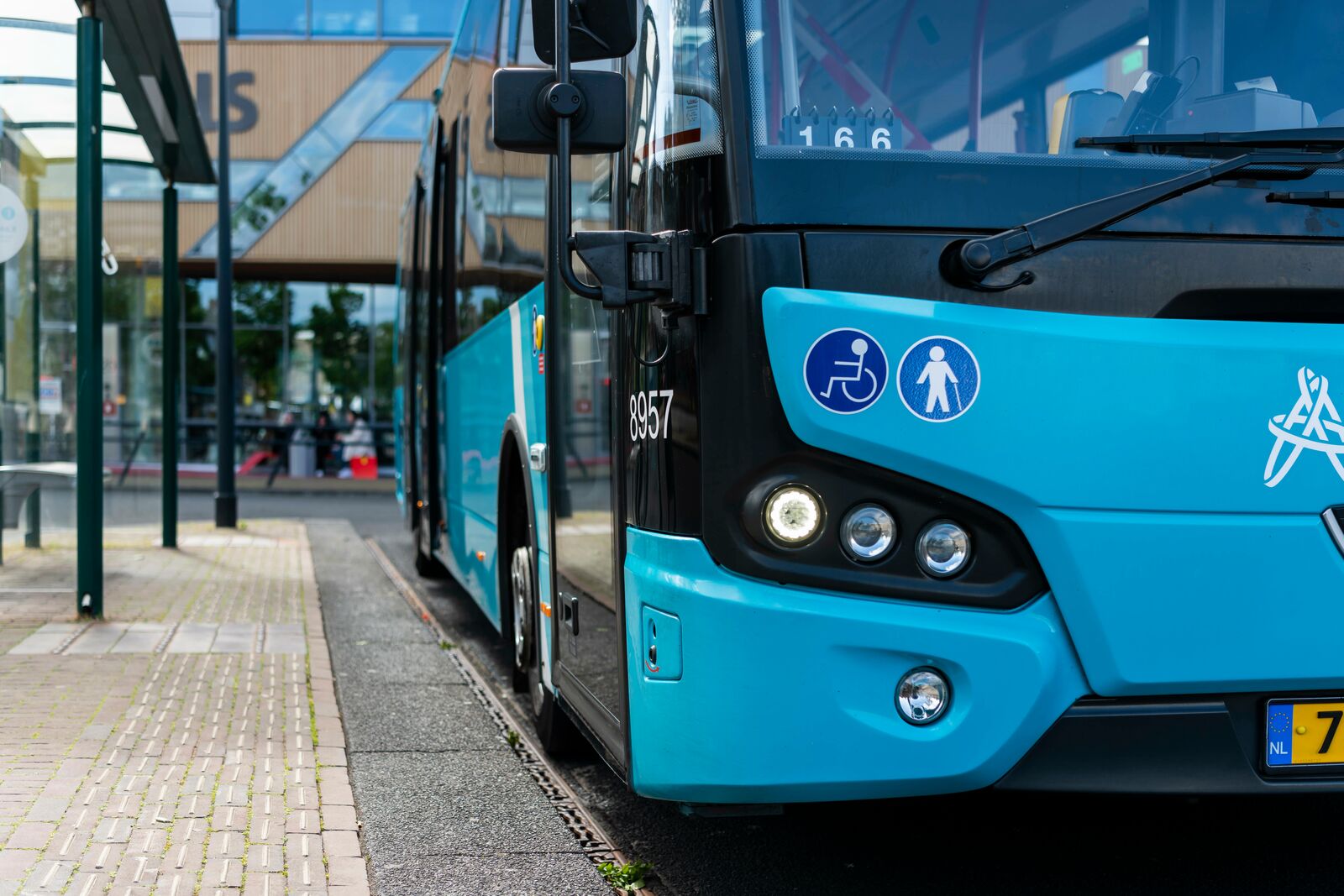 Bus van Arriva bij een halte op station Zutphen.