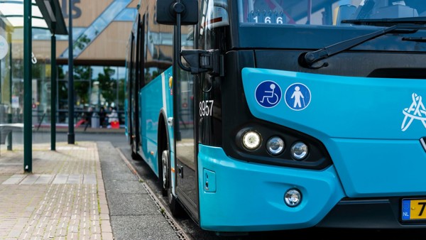Bus van Arriva bij een halte op station Zutphen. Bus van Arriva bij een halte op station Zutphen.