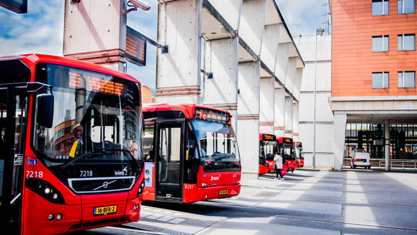 Vijf rode bussen van Arriva staan klaar op een busstation. Vijf rode bussen van Arriva staan klaar op een busstation.