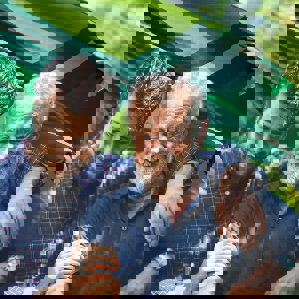 foto van een vader en een zoon voor een achterhoekse vlag foto van een vader en een zoon voor een achterhoekse vlag