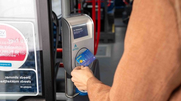 Vrouw checkt in met betaalpas in de bus Vrouw checkt in met betaalpas in de bus