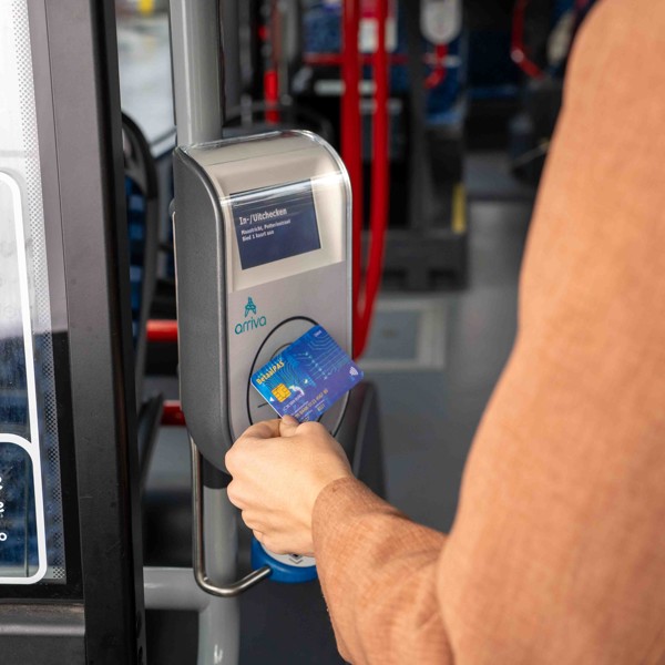 Vrouw checkt in met betaalpas in de bus Vrouw checkt in met betaalpas in de bus